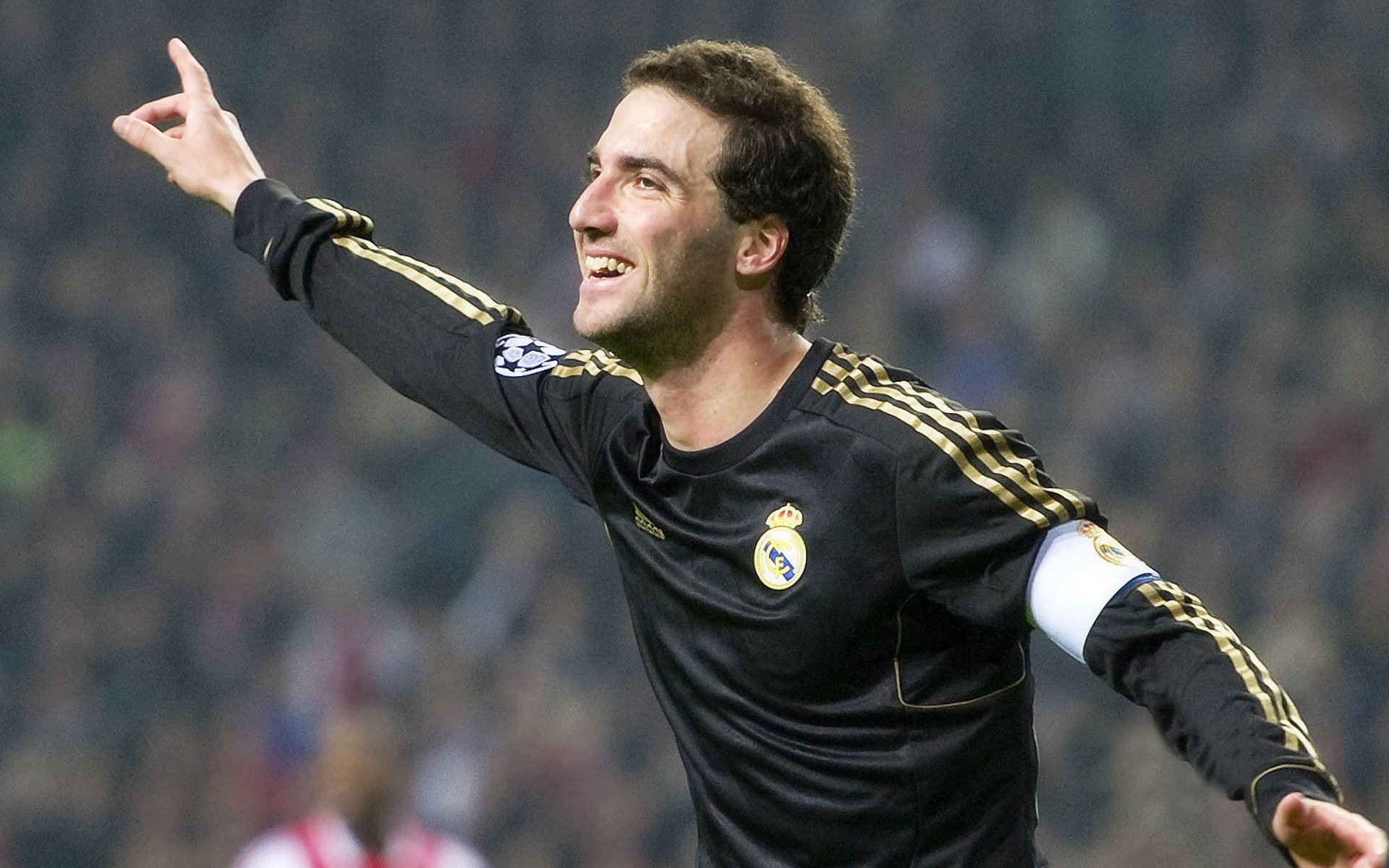 世界无人机竞速锦标赛 选手头戴FPV眼镜高速穿越复杂障碍